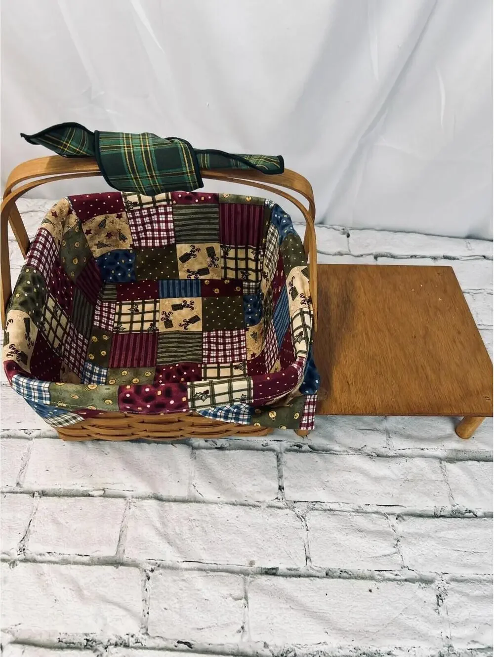 1988 Longaberger Small Picnic Basket w/Holiday Liner & Riser 12